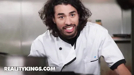 Lo chef finisce per mettere a soqquadro la cucina per il capo!