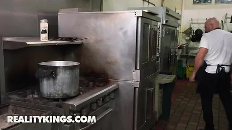 Lo chef finisce per mettere a soqquadro la cucina per il capo!