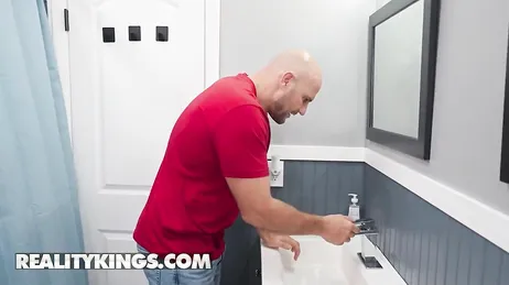 Min flickväns svarta vän har en fantastisk rumpa, hon är så het att jag skulle kunna krossa henne.