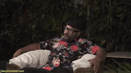 Meu marido gosta de ver estranhos me fodendo no cu.