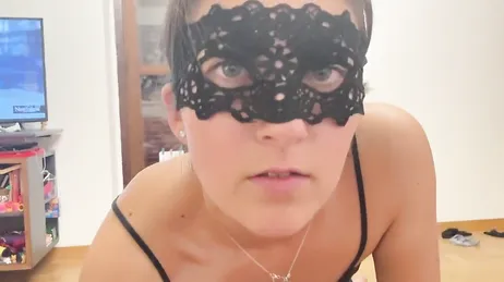 Diese freizügige italienische Amateur-MILF masturbiert gerne mit ihren Füßen.