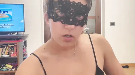 Diese freizügige italienische Amateur-MILF masturbiert gerne mit ihren Füßen.