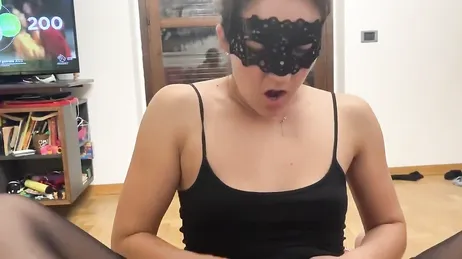 Diese freizügige italienische Amateur-MILF masturbiert gerne mit ihren Füßen.