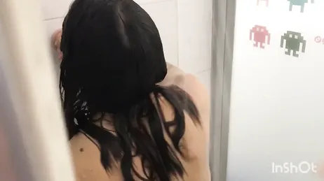 Viene sorpresa a masturbarsi con un dildo sotto la doccia e ne riceve uno vero.