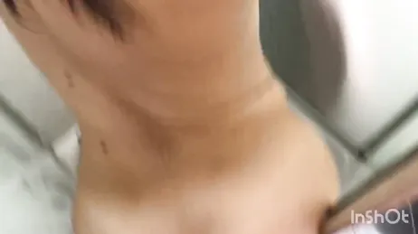 Viene sorpresa a masturbarsi con un dildo sotto la doccia e ne riceve uno vero.