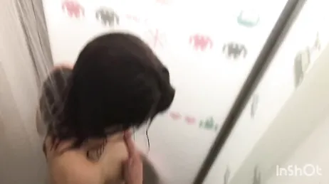 Viene sorpresa a masturbarsi con un dildo sotto la doccia e ne riceve uno vero.