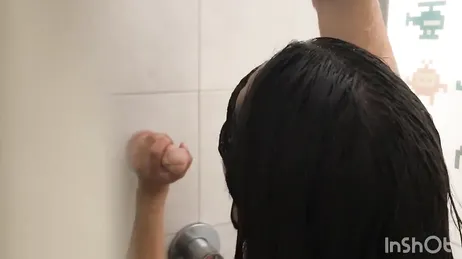 Viene sorpresa a masturbarsi con un dildo sotto la doccia e ne riceve uno vero.