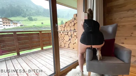 Ze tilt haar rok op, legt de dildo op de stoel en berijdt hem onafgebroken.