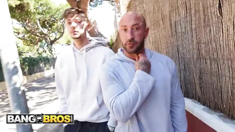 Twee mannen volgen me door de straat; hun bedoelingen zijn wellustig...