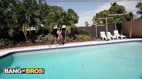 Le voisin descend à la piscine en quête de sexe, ça se voit vraiment.