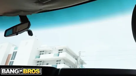 Oh mijn God, wat een enorme lul heeft die zwarte man... en hij wil hem in mijn kont stoppen...?