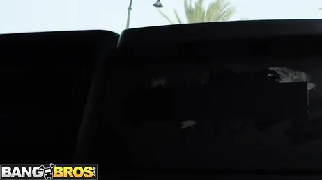 Oh mijn God, wat een enorme lul heeft die zwarte man... en hij wil hem in mijn kont stoppen...?