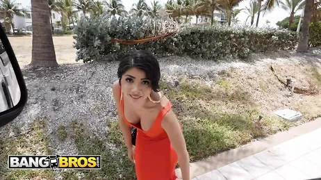 Oh mijn God, wat een enorme lul heeft die zwarte man... en hij wil hem in mijn kont stoppen...?