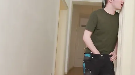 Il mio figliastro si eccita molto quando mi vede nuda sotto la doccia