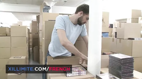 La jefa de contabilidad baja al almacen y la follan tres tios entre cajas