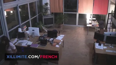 La jefa de contabilidad baja al almacen y la follan tres tios entre cajas