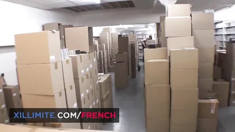 La jefa de contabilidad baja al almacen y la follan tres tios entre cajas