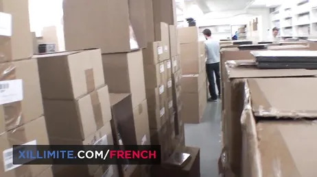 La jefa de contabilidad baja al almacen y la follan tres tios entre cajas