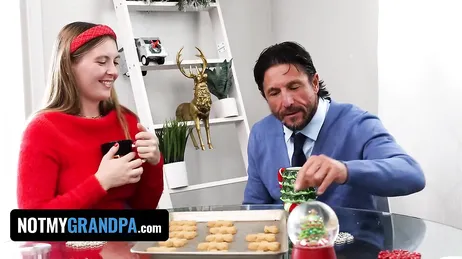 Der Weihnachtsmann kommt nach Hause und beschließt, seine Stieftochter zu überraschen...!!