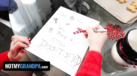 Der Weihnachtsmann kommt nach Hause und beschließt, seine Stieftochter zu überraschen...!!