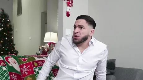 La vecina casada llama a la puerta para decir que su marido está de viaje