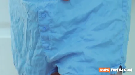 De stiefmoeder van het meisje geeft haar advies over hoe ze haar vriendje oraal kan bevredigen.