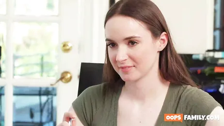 De stiefmoeder van het meisje geeft haar advies over hoe ze haar vriendje oraal kan bevredigen.