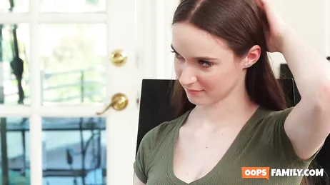 De stiefmoeder van het meisje geeft haar advies over hoe ze haar vriendje oraal kan bevredigen.