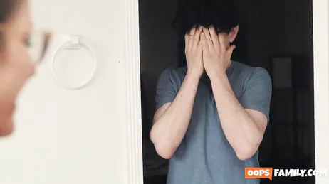 Diese geschiedene MILF mit großem Busen ist begeistert vom Freund ihrer Tochter.