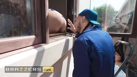 Mio marito sta per fare sesso con me e l'elettricista ci sta guardando... che porco!