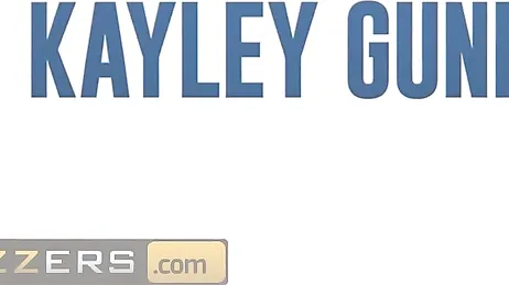 Mio marito sta per fare sesso con me e l'elettricista ci sta guardando... che porco!