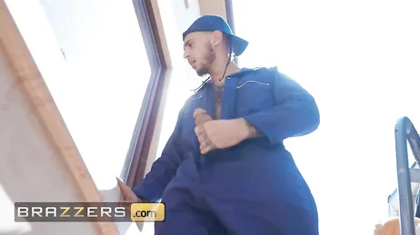 Mio marito sta per fare sesso con me e l'elettricista ci sta guardando... che porco!