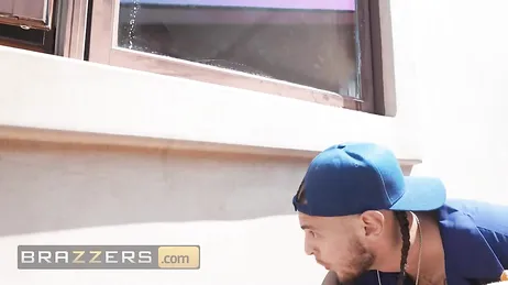 Mio marito sta per fare sesso con me e l'elettricista ci sta guardando... che porco!