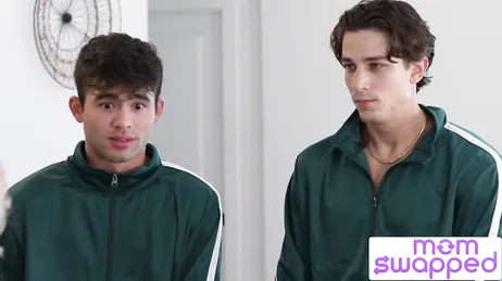 Les amies de ma mère ne se gênent pas, ce sont deux vraies coquines.