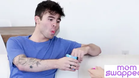 Les amies de ma mère ne se gênent pas, ce sont deux vraies coquines.