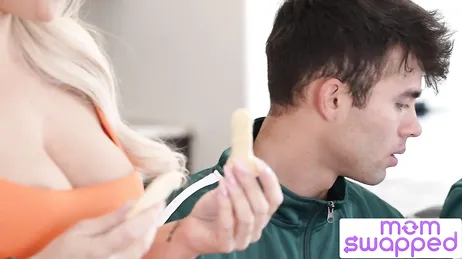 Les amies de ma mère ne se gênent pas, ce sont deux vraies coquines.