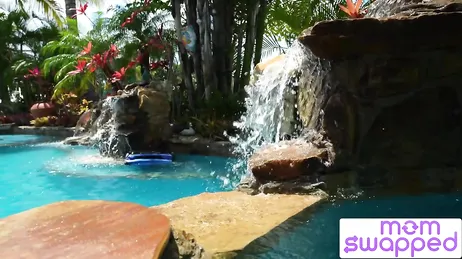 Mutter und Tochter nehmen zwei sehr wagemutige junge Männer am Pool mit.