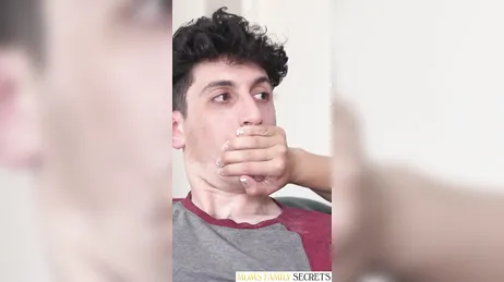 Mamma sexy con tette cadenti che si gode il sesso con un giovane uomo