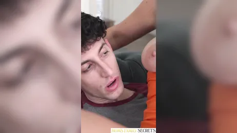 Mamma sexy con tette cadenti che si gode il sesso con un giovane uomo