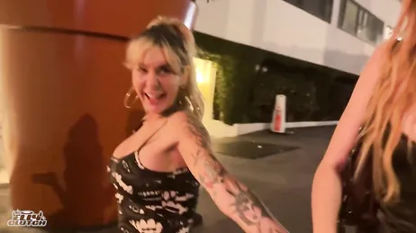 Meine Freundin und ich waren zusammen essen, wir haben Lust auf einen Mann