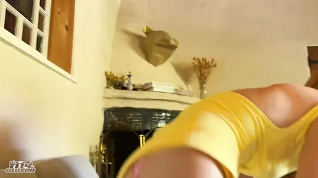 Maman ne s'en rend pas compte, mais putain, je vois la moitié de sa chatte...!!