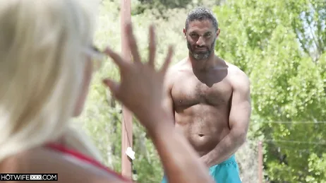 La vecina me pide que la de crema por todo el cuerpo y claro que acepto !!