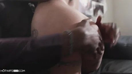 Reife, tätowierte Frau wird von dem schwarzen Mann richtig durchgenommen...!!