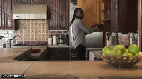 La MILF Lola Pearl non vedeva l'ora di fare una bella scopata interrazziale