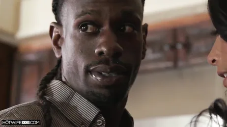 La MILF Lola Pearl non vedeva l'ora di fare una bella scopata interrazziale