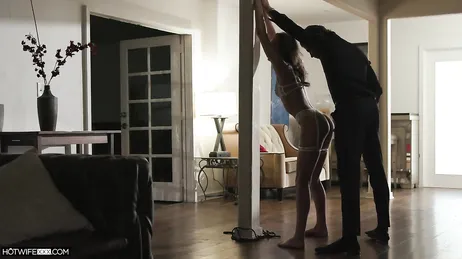 Me ata y me la mete en la boca, no me queda más remedio que tragar