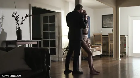 Me ata y me la mete en la boca, no me queda más remedio que tragar