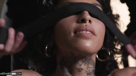 Die tätowierte, großbusige Ravyn Alexa sieht Sterne