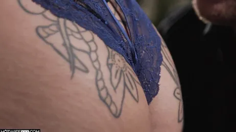 Die tätowierte, großbusige Ravyn Alexa sieht Sterne