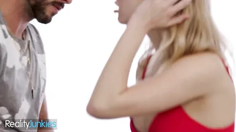 Retrouvailles avec sa demi-sœur après plusieurs mois de séparation.